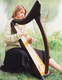 Melden Sie sich für den Harfenunterricht von Julia Rosenberger an.